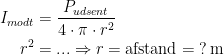 \begin{align*} I_{modt} &= \frac{P_{udsent}}{4\cdot \pi\cdot r^2} \\ r^2 &=...\Rightarrow r=\textup{afstand}=\;?\,\textup{m} \end{align*}